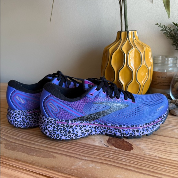 Brooks - Picture 1 of 7